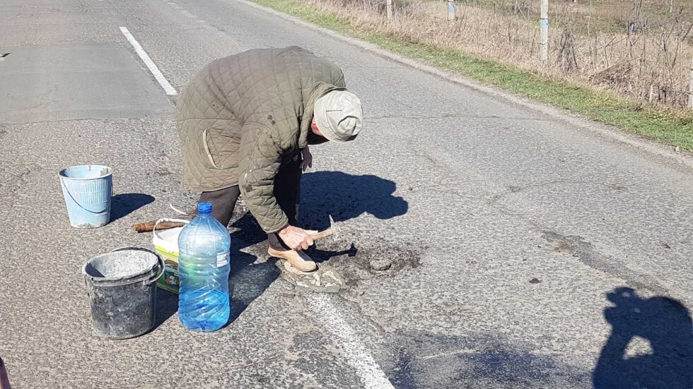 Сензация в интернет: Бай Георги, който сам кърпи дупките на пътя (ВИДЕО)