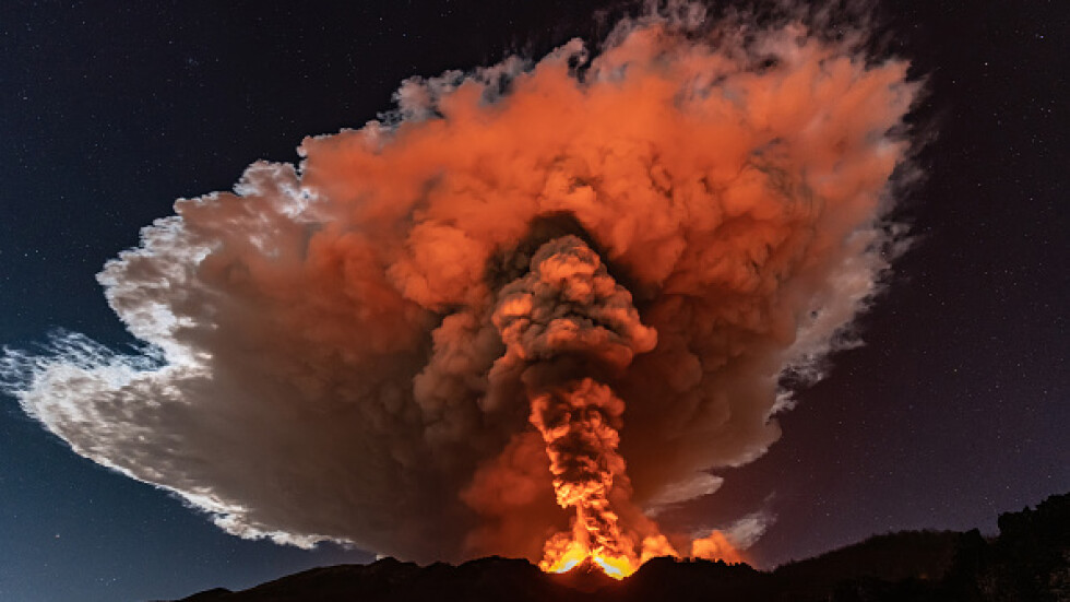 Вулканът Етна изригва вече 10 дни (ГАЛЕРИЯ)