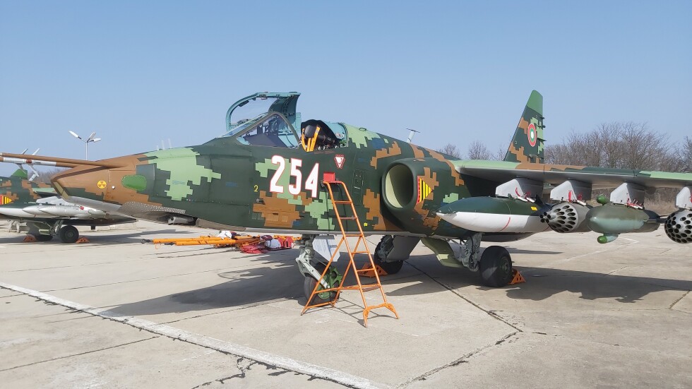 Каракачанов изпробва един от ремонтираните Су-25 (ВИДЕО)