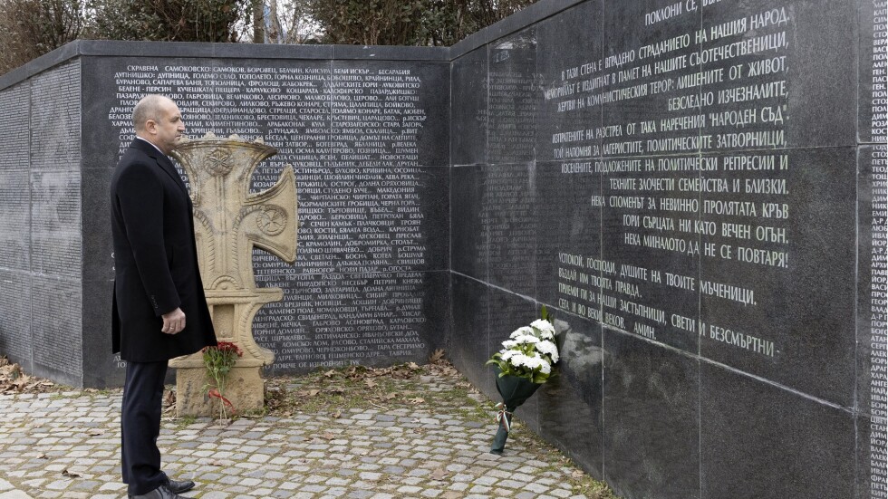 Политици отдадоха почит на жертвите на комунистическия режим в България