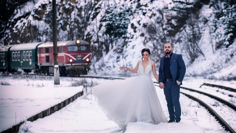 Любов, сняг, теснолинейка: Историята на една нетрадиционна сватбена фотосесия