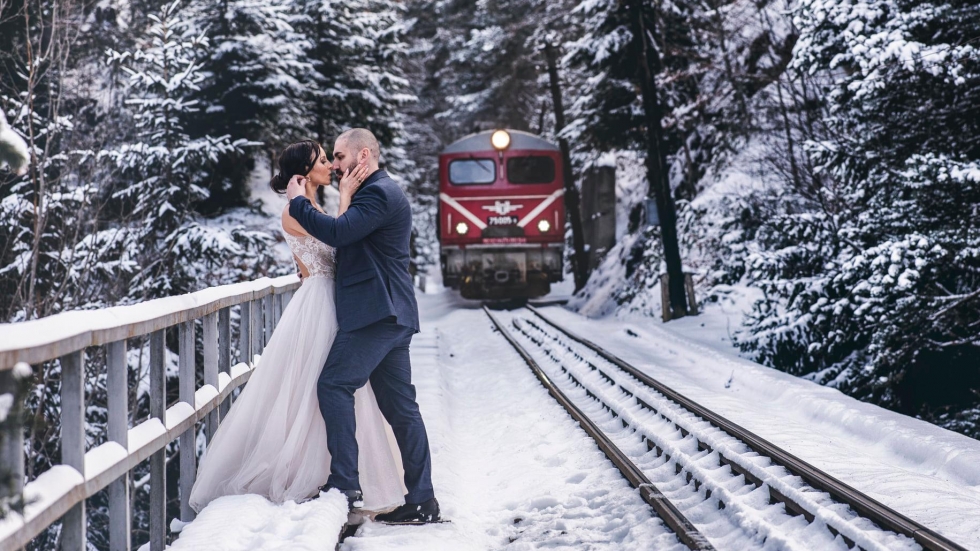 Извън клишето: Как фотограф убеди младоженци за нестандартната фотосесия теснолинейка