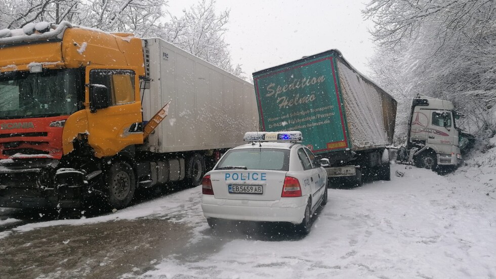 Катастрофа между два камиона затвори пътя София – Варна
