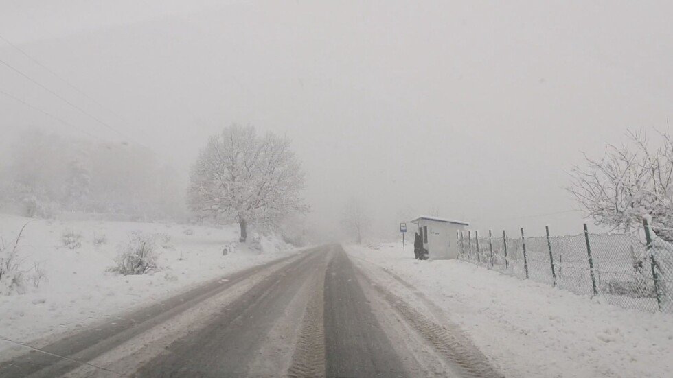 Затруднен трафик в Кърджалийско заради обилния снеговалеж