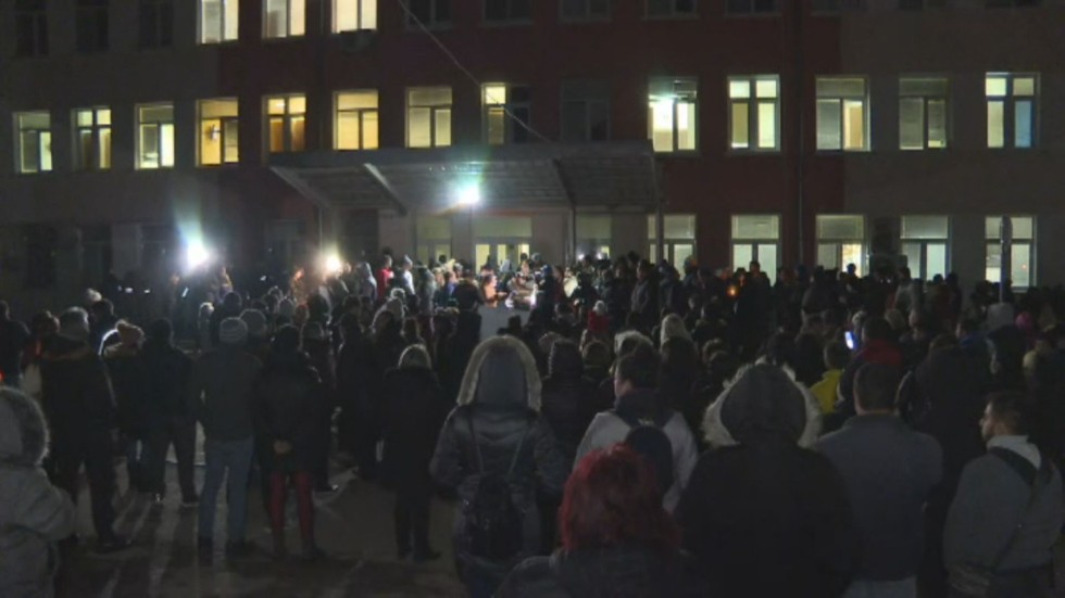 Стотици на протест във Враца след смъртта в спешното (СНИМКИ и ВИДЕО)