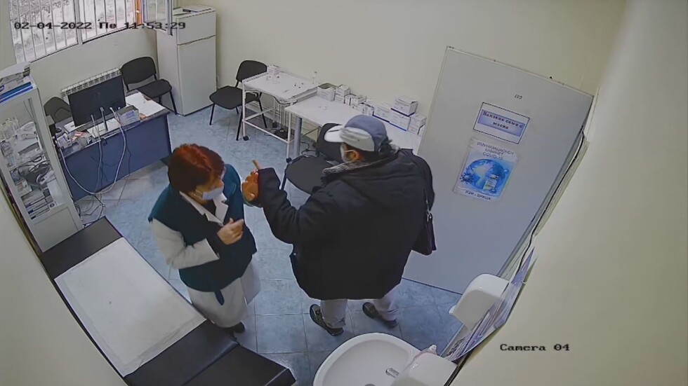 Мъж нахлу в имунизационен кабинет с юмрук и заплахи