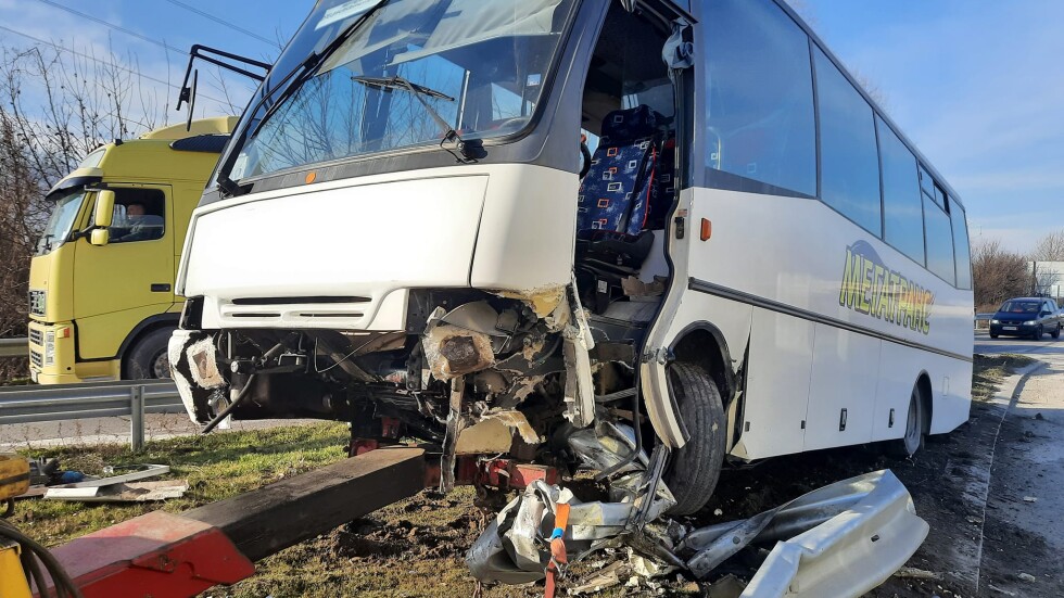 Пиян шофьор блъсна автобус в мантинелата на кръстовище в Пловдив
