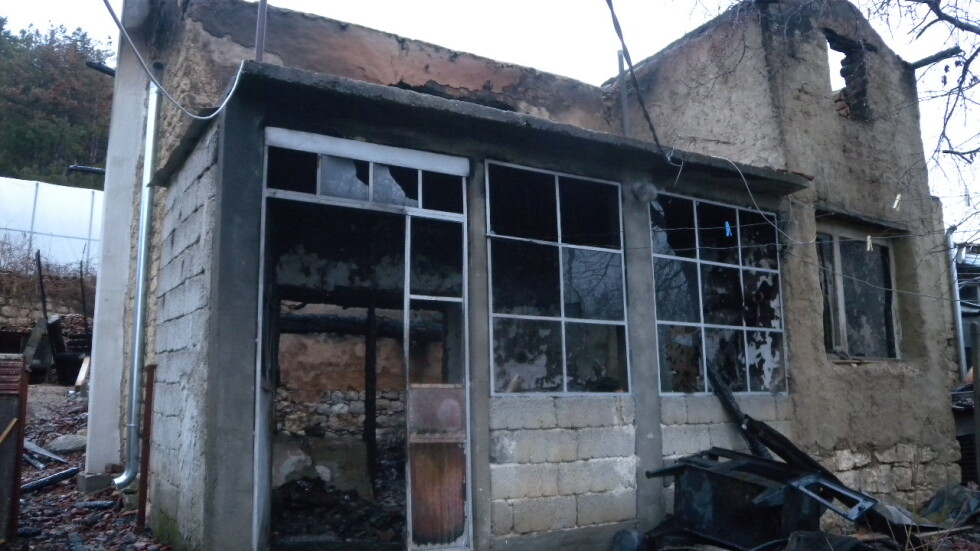 Пожар изпепели двуетажна къща в Шумен - жена загина, огнеборец пострада