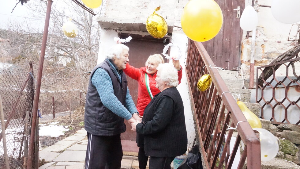 След 72 г. заедно: Двойка поднови брачните си клетви в двора на къщата си