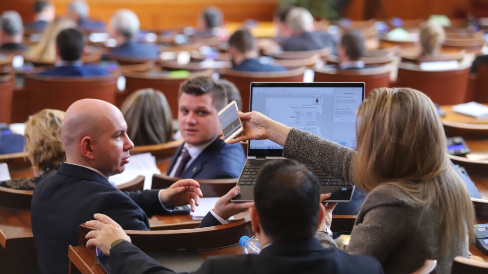 Държавният бюджет: Депутатите гледат финансовата рамка на първо четене