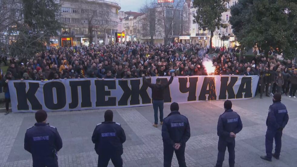 Хвърлени бомбички и счупени прозорци при протеста на феновете на "Ботев" Пловдив (ВИДЕО)