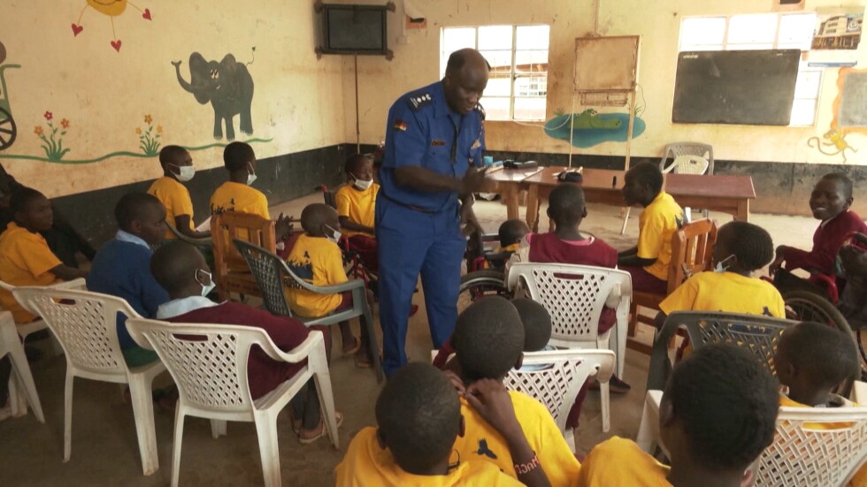 Полицейски началник от Кения ръководи детски музикален оркестър