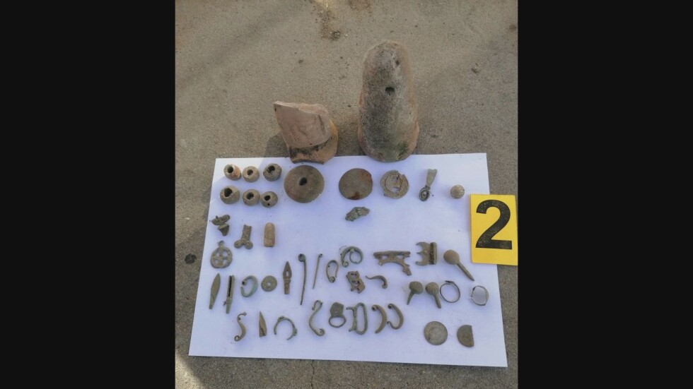 Гранични полицаи откриха археологически ценности в жилище на иманяр 
