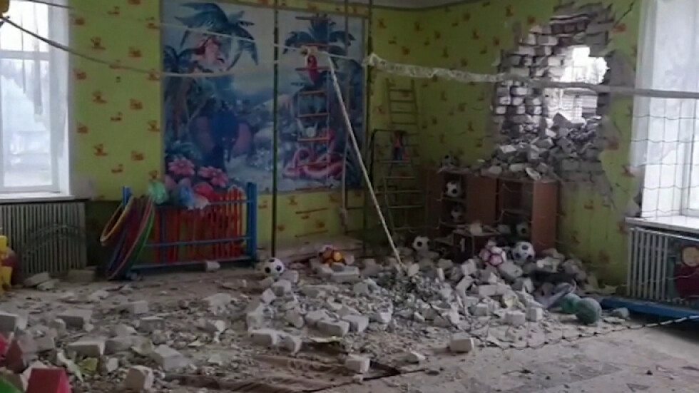 Напрежение в Донбас: Атакувана е детска градина, bTV в епицентъра на бомбардировката