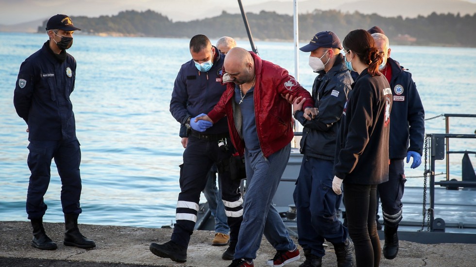 По първоначални данни: Най-малко 11 души се издирват след пожара на ферибот край Гърция