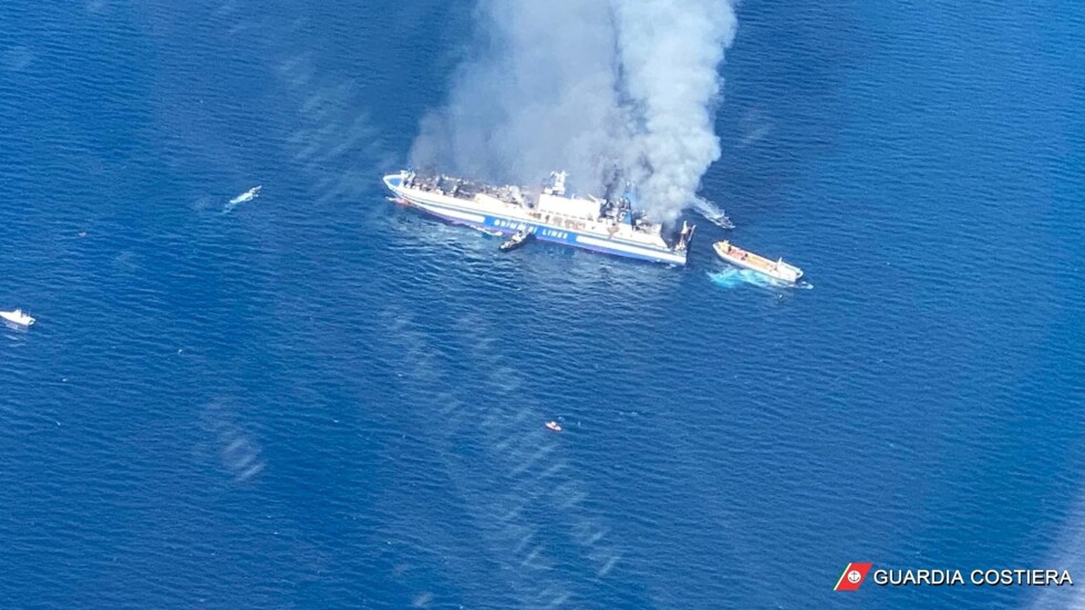 МВнР: 8 българи са в неизвестност след пожара на ферибот в Йонийско море