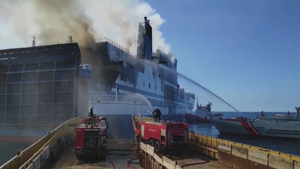 След пожара на ферибота: 12 души още са в неизвестност, 7 от тях са българи (ОБЗОР)
