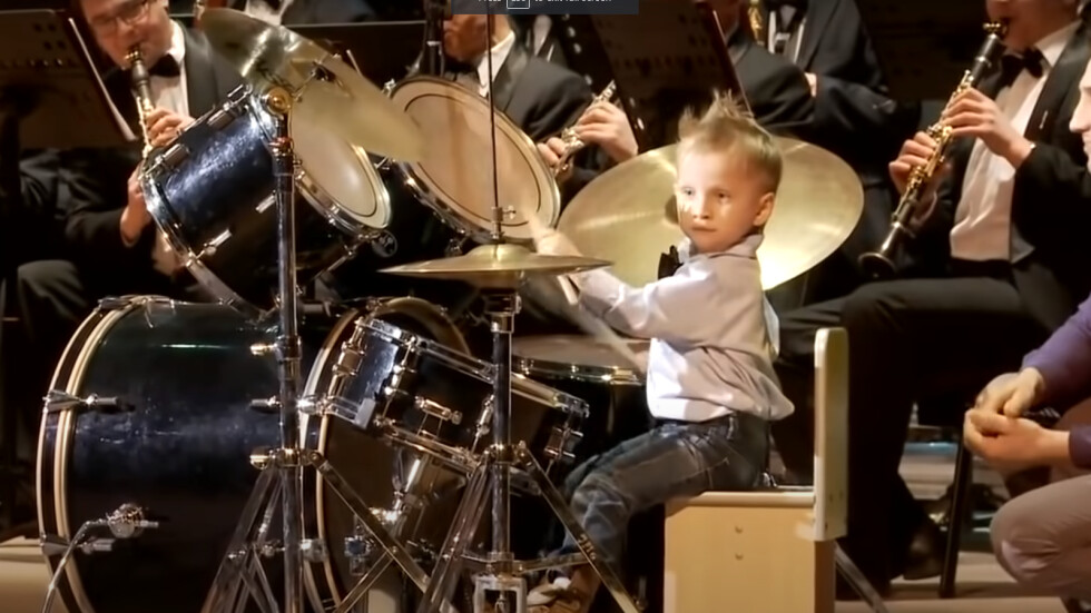 Уникално изпълнение: 3-годишен вундеркинд свири на барабани и води цял оркестър (ВИДЕО)