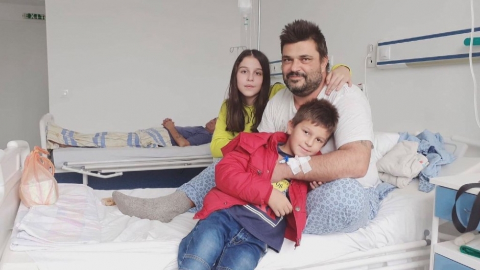 Самотен баща отглежда децата си, докато се бори с нелечима болест