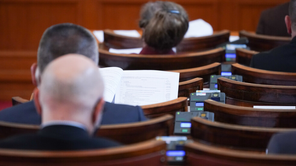 Среднощно заседание: Бюджет 2022 не беше приет, гласуванията продължават днес