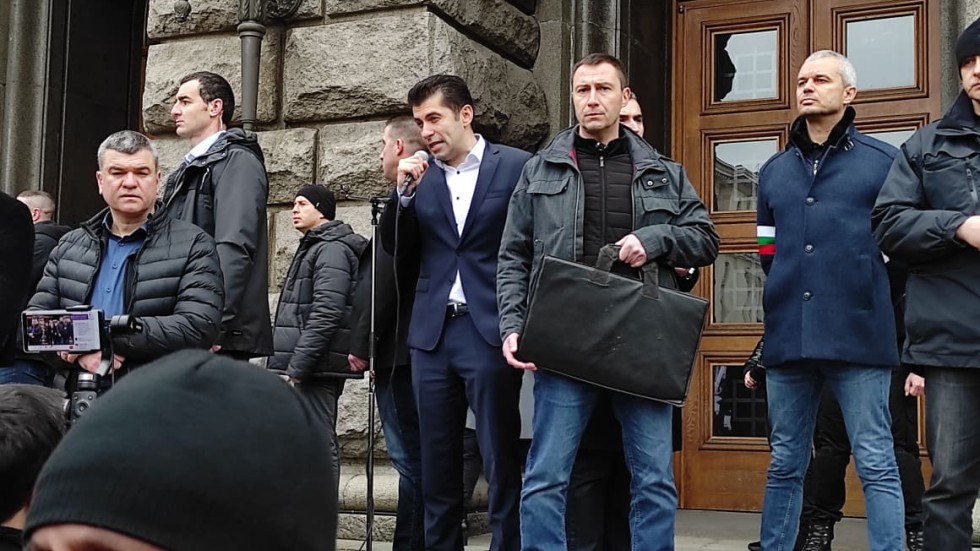 Кирил Петков излезе пред протестиращите. Не се чуха (ВИДЕО)