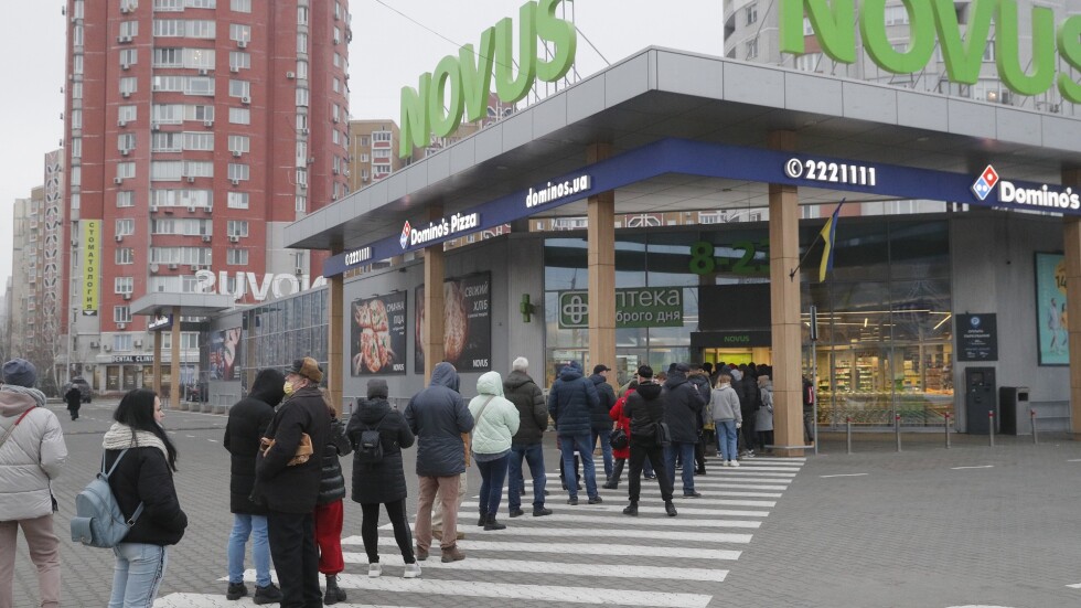 Специалният пратеник на bTV в Киев: Има опашки пред магазините, хлябът свърши