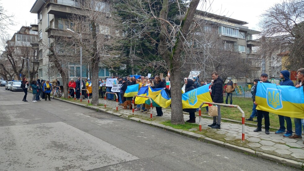 Протест пред руското консулство във Варна