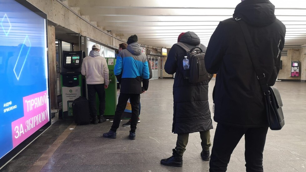 Опашки пред банкоматите и тревога в Киев