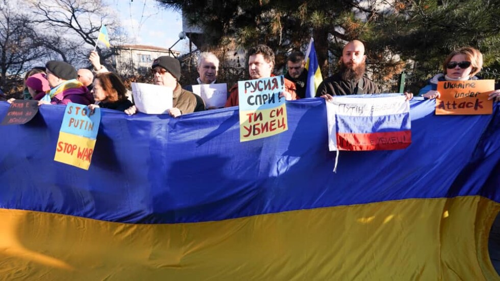 „Спрете Путин! Спрете войната!“: Украинците у нас се вдигнаха на протест