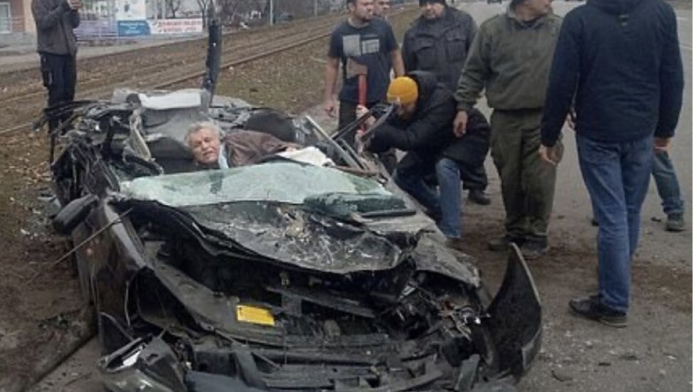 Руска бойна машина премаза кола с човек вътре (ВИДЕО)
