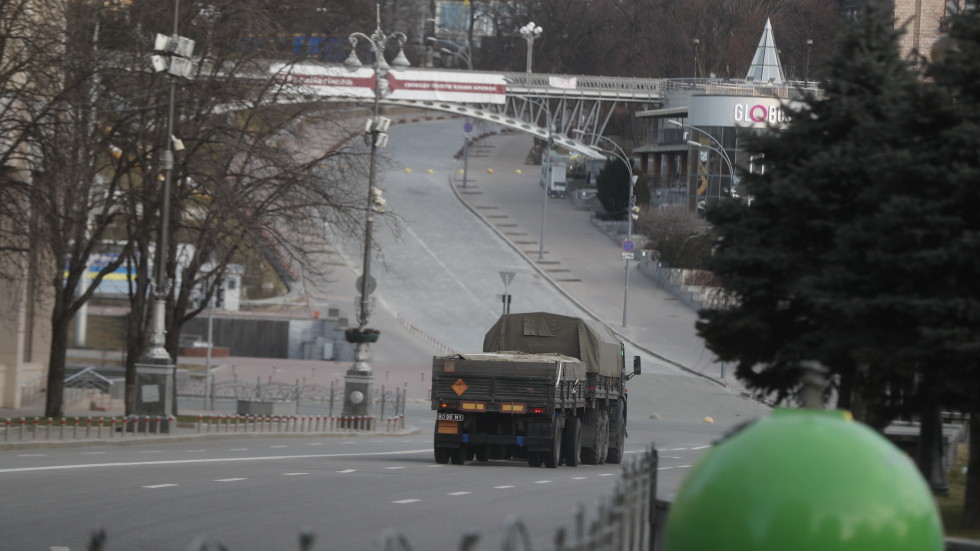 Специалните пратеници на bTV: Чуха се стрелба и сирени за въздушна заплаха в Киев 
