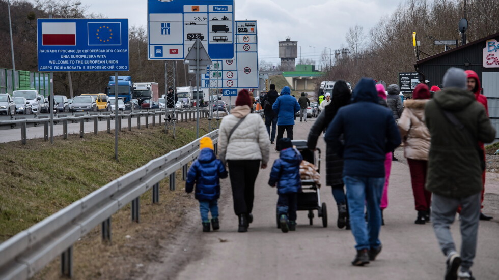 Пратениците на bTV: Хиляди полски доброволци помагат на украинските бежанци