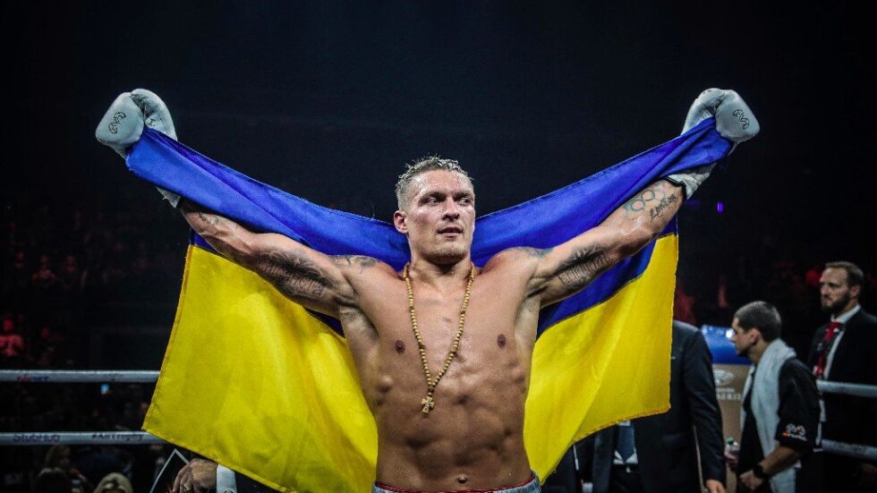 Шампионът Усик вече е в Украйна, призова за обединение (ВИДЕО)