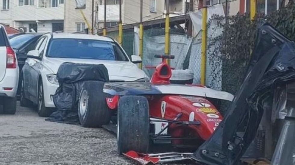 Болид на Ферари се озова на гробище за коли в София