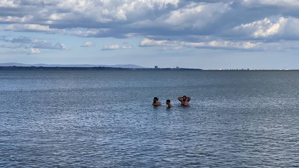 Бургазлии се изкъпаха в морето в първия ден на февруари