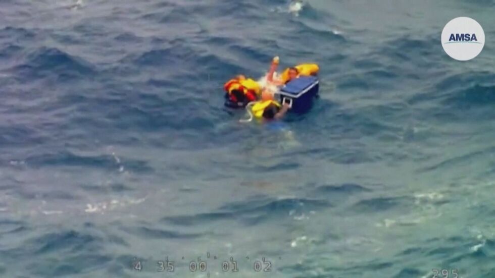 Рибари часове са се държали за хладилна чанта в морето край Австралия (ВИДЕО)