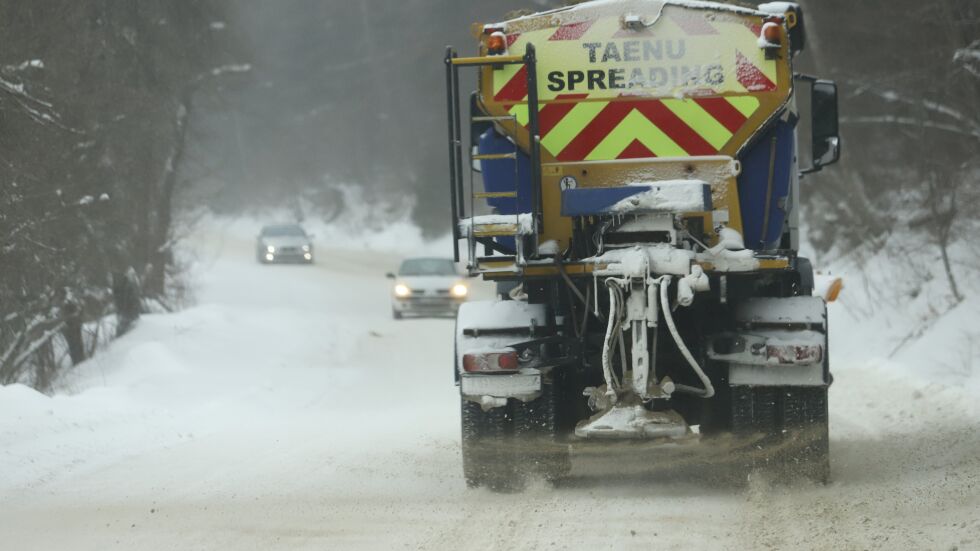 Шофьор на снегорин се блъсна в камион и загина в Монтанско