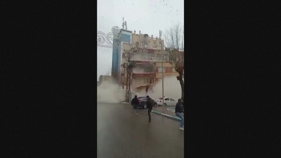 Силният трус в Турция: Кадри от срутването на жилищна сграда (ВИДЕО)