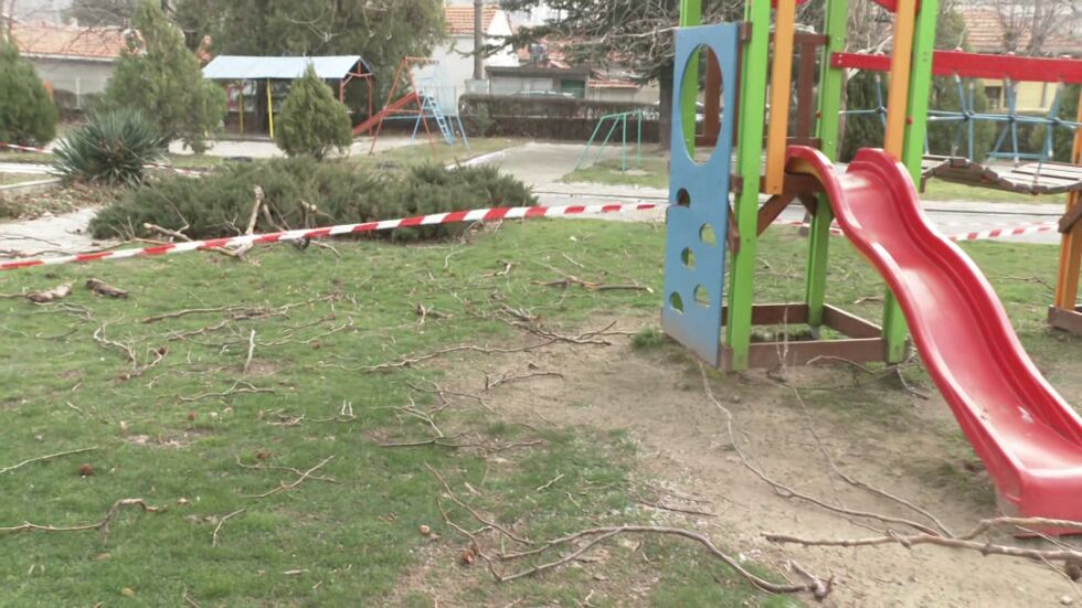 Вятър със 110 км/ч: Падна хидроизолацията на детска градина в Сливен 