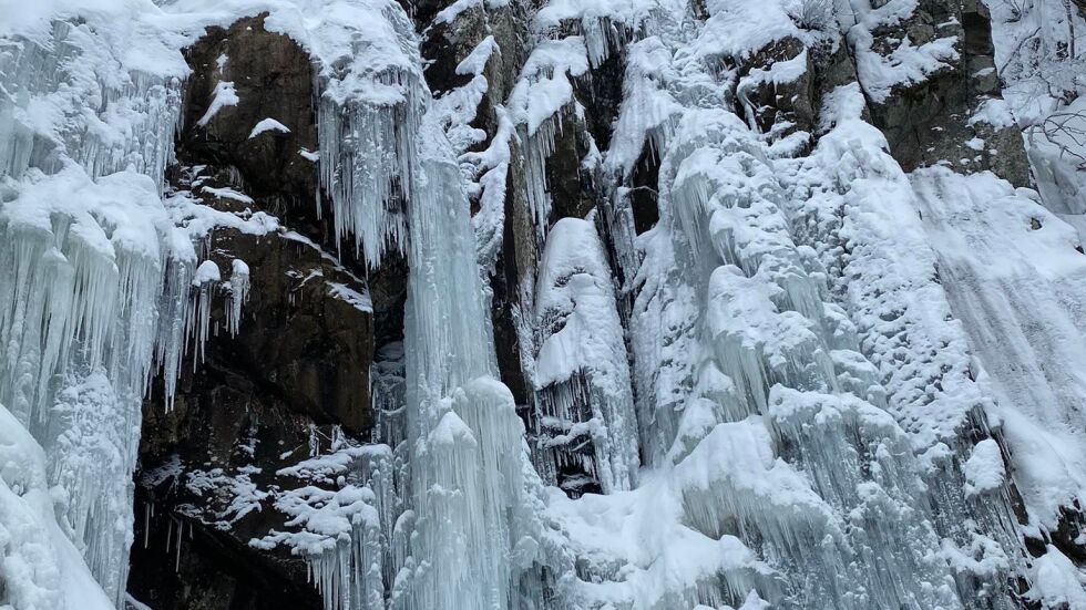 Красотата на леда: Боянският водопад замръзва всяка година (ВИДЕО)
