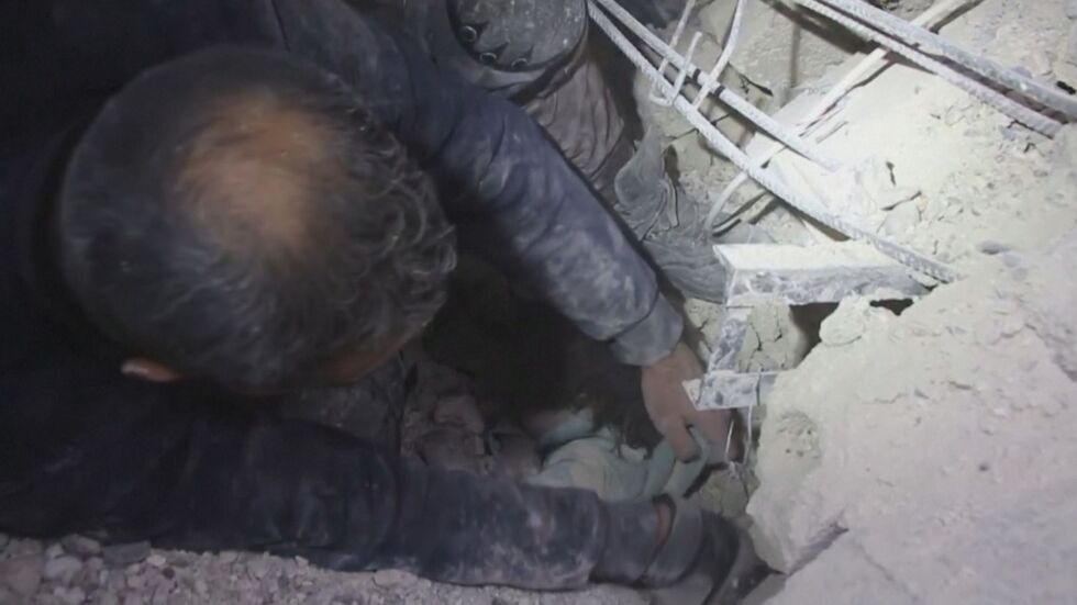 Спасение под развалините: Извадиха дете под срутена сграда в Сирия (ВИДЕО)