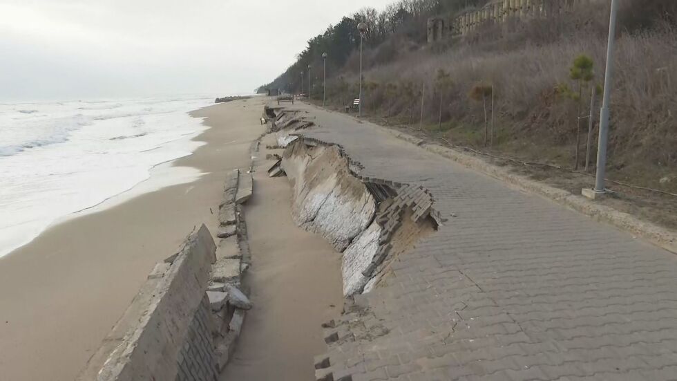Буря разруши крайбрежна алея в Обзор