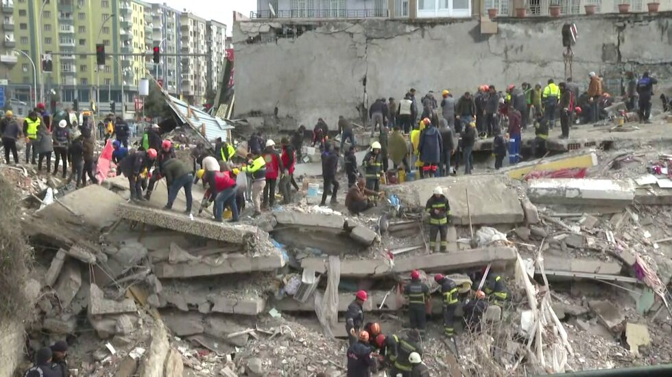 Разрушителните трусове: Над 11 000 са вече жертвите в Турция и Сирия