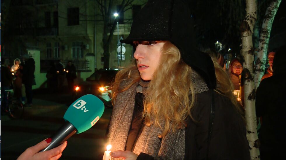 „Да запалим свещ за Нав“: Протест пред МВР след убийството на Иван Владимиров