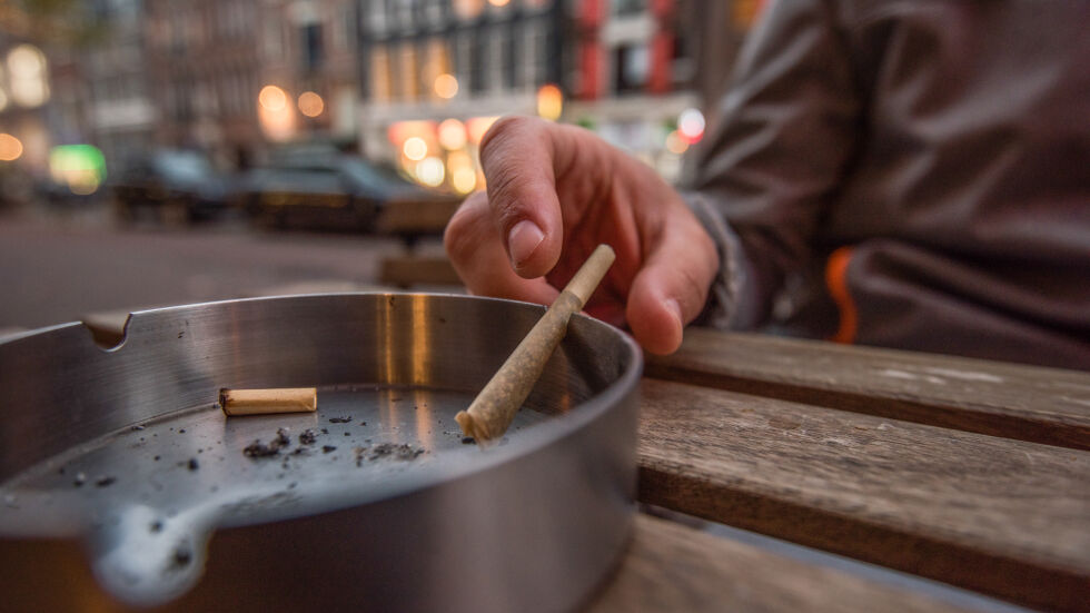 Амстердам забранява пушенето на марихуана на публични места