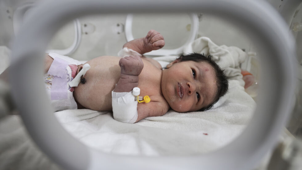 Хиляди искат да осиновят бебето Ая, родено под руините в Сирия