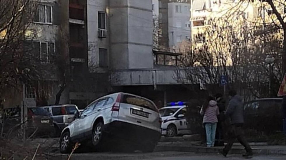 Кола пропадна в дупка, отворила се след ВиК авария в Пловдив (СНИМКИ)