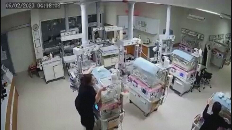 Медицински сестри пазят кувьозите на новородени в секундите на земетресението (ВИДЕО)