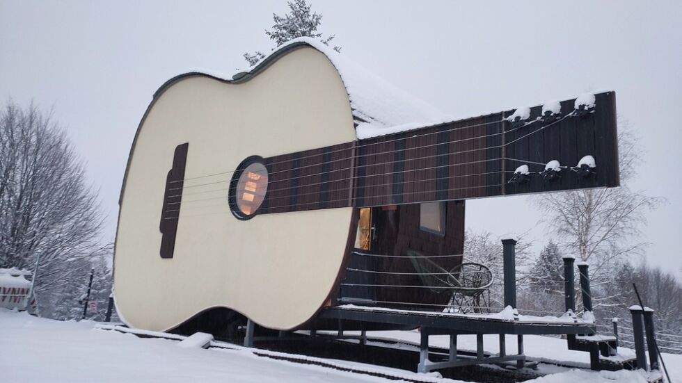 Двойка IT специалисти построи къща във формата на китара (СНИМКИ и ВИДЕО)