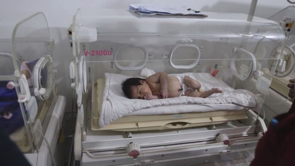 Въоръжени бунтовници опитали да отвлекат "бебето чудо", родено под развалините в Сирия